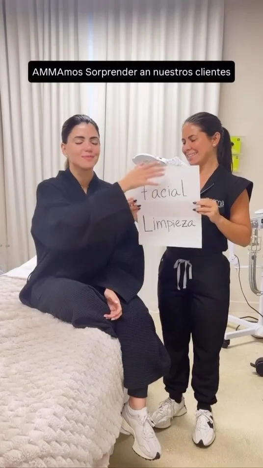 AMMAmos sorprender a nuestros clientes… 🤭✨

Vino pensando que sería una simple limpieza facial… pero en Amma nos encanta hacer las cosas un poquito más especiales. 🤍

Porque a veces, los mejores tratamientos son los que no esperabas. 😉

Ven por el glow, quédate por las sorpresas. ✨

#AmmaAesthetics #MiamiMedSpa #SouthMiami #AmmaGirls #MiamiAesthetics